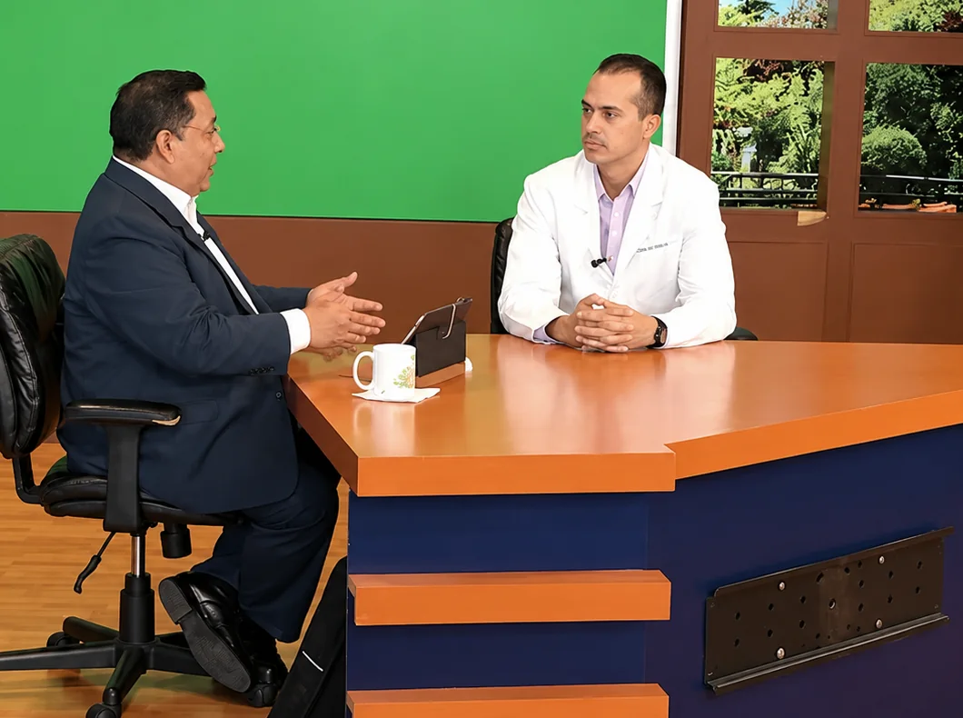 Dr. Marcos del Rosario Santiago, urólogo en Veracruz, durante una entrevista en televisión sobre salud urológica